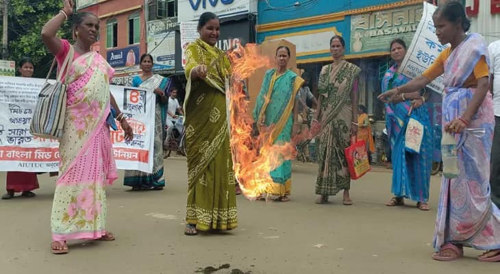 মিড ডে মিল কর্মীদের বেতন বৃদ্ধি-সহ একাধিক দাবিতে পশ্চিম মেদিনীপুরের বেলদাতে বিক্ষোভ