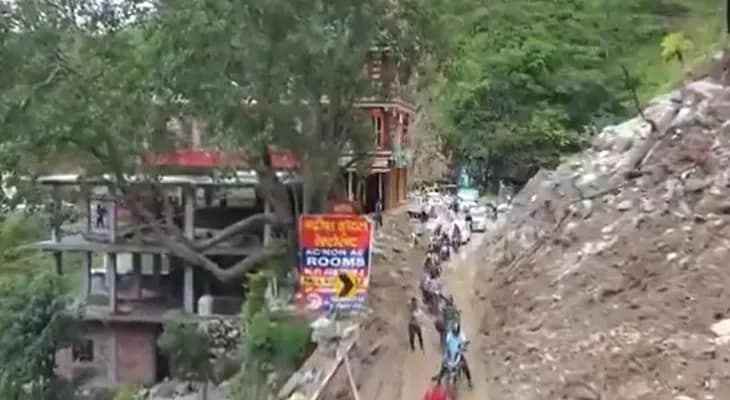 কর্ণপ্রয়াগ থেকে বদ্রীনাথ যাওয়ার পথে ধস, চলছে রাস্তা সারাইয়ের কাজ