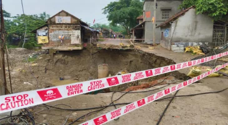 চণ্ডীপুরে খোঁড়াখুঁড়ির জেরে পিচের রাস্তায় ধস, দুর্ভোগ, ৫ কোটি টাকা ব্যয়ে ব্রিজের কাজে ঢিলেমি