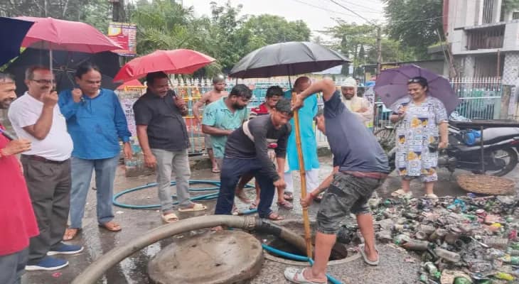 নর্দমায় বোতল, প্লাস্টিকের ব্যাগ জল যন্ত্রণায় জেরবার বারাসত