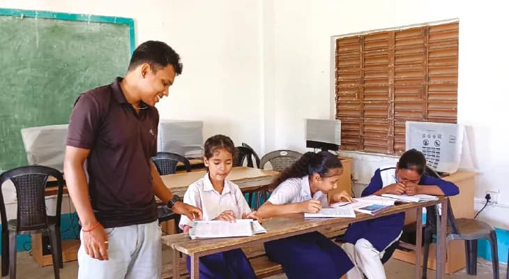 তিনজন পড়ুয়া নিয়ে ক্লাস জুনিয়র হাইস্কুলে!