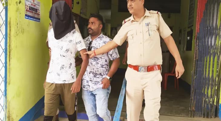 ময়নাগুড়িতে ‘ফেক নোট’ এটিএমে জমা করে ধৃত যুবক