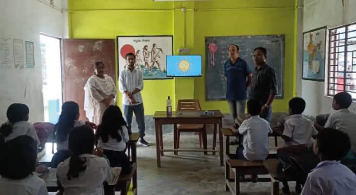 গুঠিন জুনিয়র বেসিক স্কুলে এবার স্মার্ট ক্লাসরুম, খুশি পড়ুয়ারা