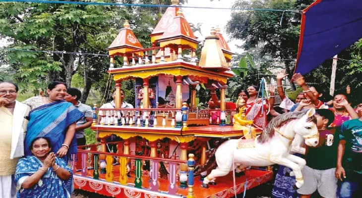 উল্টোরথের পরের দিন দোলনায় চেপে গ্রাম পরিক্রমা করেন জগন্নাথ