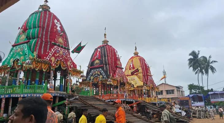 পুরীতে রথযাত্রা: শেষ মুহূর্তের প্রস্তুতি চলছে, গুণ্ডিচা মন্দিরের বাইরে দাঁড়িয়ে রয়েছে জগন্নাথ-বলরাম-সুভদ্রার রথ