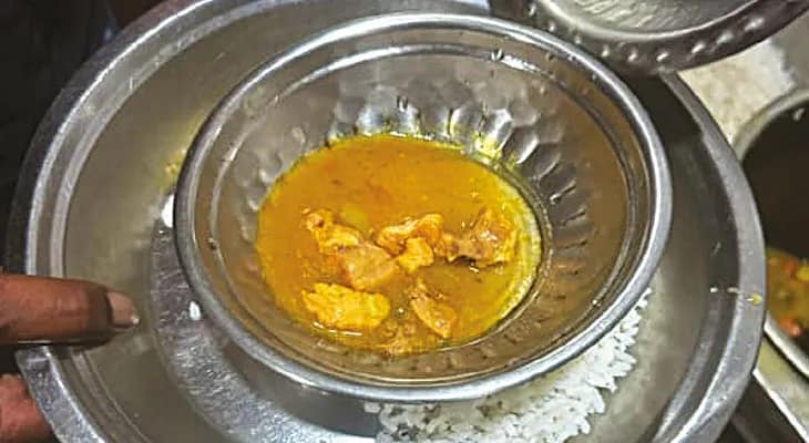 ঝাড়গ্রাম হাসপাতালে নিম্নমানের খাবার, ক্ষোভ বনমন্ত্রী বীরবাহার