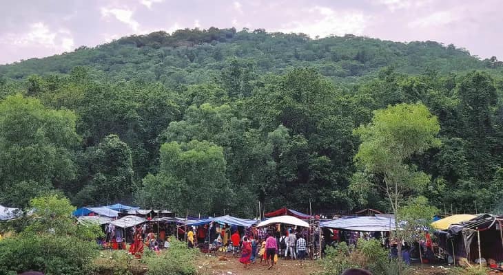 কানাইসর পাহাড় পুজোয় মিলেমিশে এক হয়ে যান ঝাড়গ্রাম ও ঝাড়খণ্ডের ভক্তরা