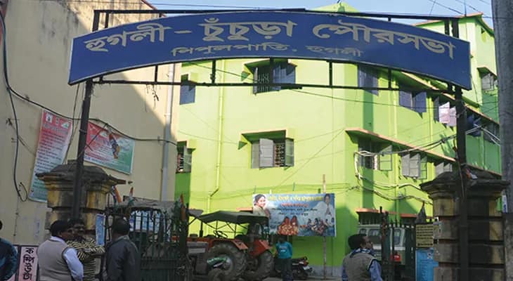 চুঁচুড়া: অস্থায়ী কর্মীদের কর্মবিরতি অব্যাহত