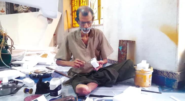 পুজোর সময় মা দুর্গার নিখুঁত মুকুট, মহরমে সুদৃশ্য তাজিয়া, শোলাশিল্পী সমরেন্দ্রনাথের ঘরে সম্প্রীতির চিত্র
