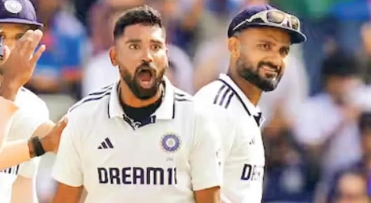 একে অপরের পিঠ চাপড়ালেন সিরাজ ও আকাশ