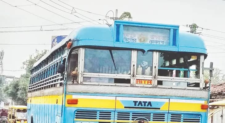 মালিক নিজেই চালাচ্ছেন বাস, ছ’মাস বন্ধের পর ফের গড়াল ঐতিহ্যের চাকা