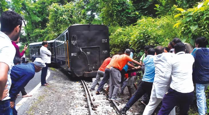 ফের সুকনায় ‘লাইনচ্যুত’ টয় ট্রেন, দুর্ঘটনা নয়, যান্ত্রিক ত্রুটি, বলছে ডিএইচআর