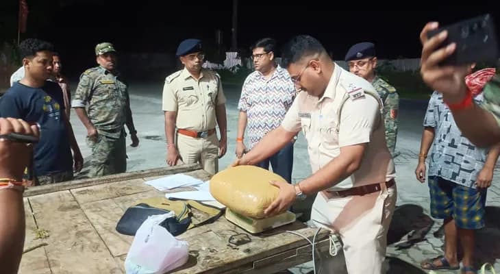 কোচবিহারের মাথাভাঙায় একটি ট্রাক থেকে ১০.৭৬ কিলো গাঁজা উদ্ধার, গ্রেপ্তার চালক