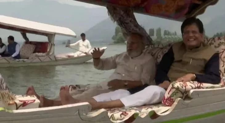 রবিবার শ্রীনগরের ডাল লেকে শিকারা বিহারে কেন্দ্রীয় মন্ত্রী পীযূষ গোয়েল