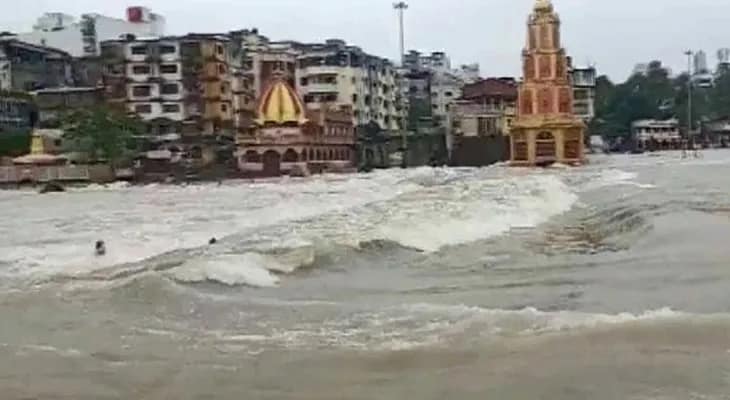 প্রবল বৃষ্টির জেরে মহারাষ্ট্রের নাসিকে বাড়ছে গোদাবরী নদীর জলস্তর