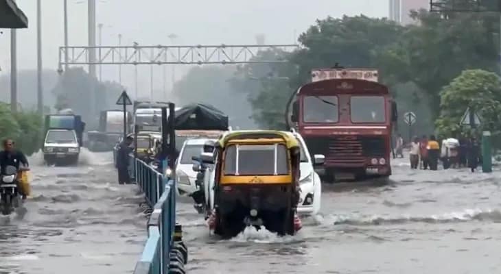 গুজরাতে ব্যাপক বৃষ্টি, জলমগ্ন সুরাতের রাস্তা
