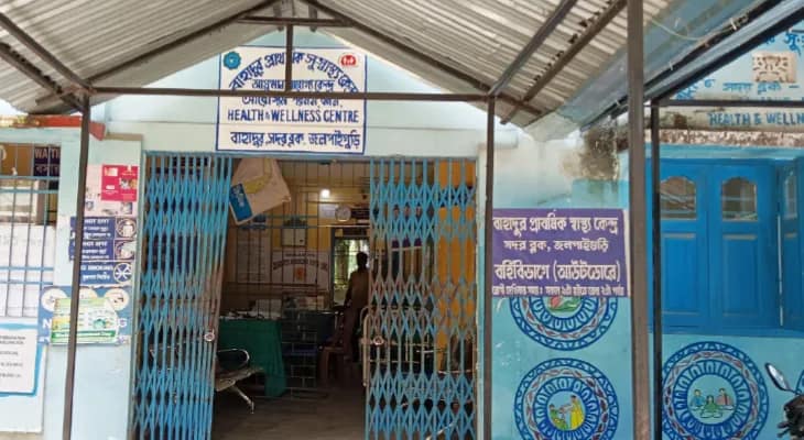 প্রাথমিক স্বাস্থ্যকেন্দ্র চলছে করিডরে, নষ্ট হচ্ছে নতুন বেড