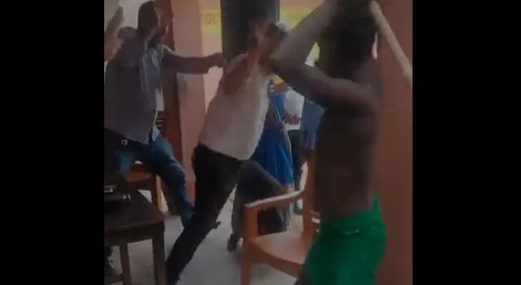 বিহারের স্কুলে ছাত্রকে চড় মারার ‘শাস্তি’, শিক্ষককেই বাঁশপেটা করলেন পড়ুয়ার বাবা-মা!