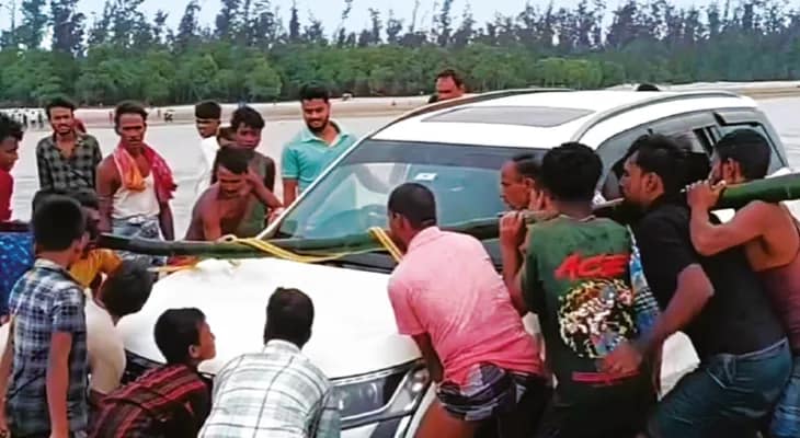খেজুরির সমুদ্র সৈকতে জোয়ারের জলে আটকে পর্যটকদের গাড়ি, বিপত্তি
