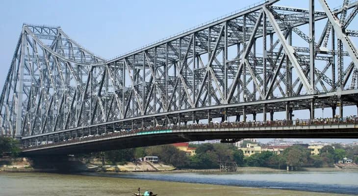 গঙ্গায় ঝাঁপ দিয়ে আত্মহত্যার চেষ্টা হাওড়ার যুবকের