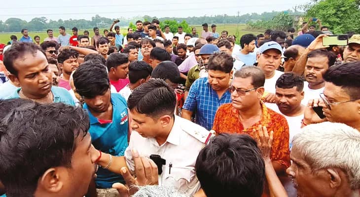 দাসপুরে দুর্ঘটনায় জখম পাঁচ, পুলিসকে দায়ী করে অবরোধ