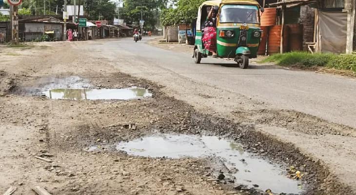 খানাখন্দে ভর্তি বনগাঁ-বাগদা সড়ক  বাড়ছে ভোগান্তি, ক্ষোভ বাসিন্দাদের