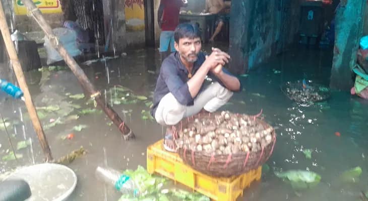 বেহাল নিকাশি ব্যবস্থা, সোমবার সকালে বৃষ্টির জলে থই থই করছে পাঁশকুড়া স্টেশন লাগোয়া সব্জি বাজার