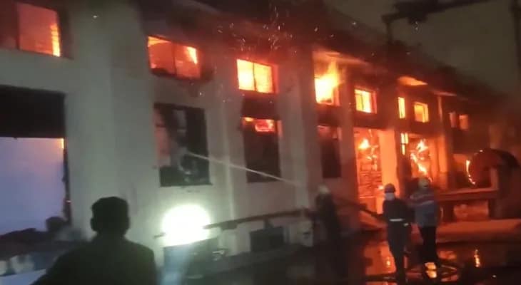 রবিবার মধ্যরাতে উত্তরপ্রদেশের গাজিয়াবাদের এক কারখানায় বিধ্বংসী আগুন, ঘটনাস্থলে দমকল