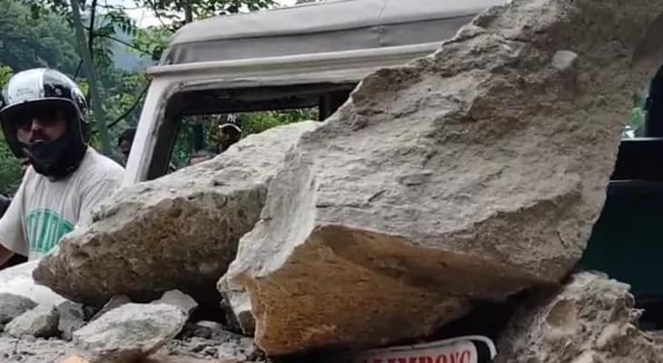 সোমবার সকালে শিলিগুড়ির বাঘপুলের কাছে যাত্রিবাহী ছোট গাড়িতে পাহাড় থেকে গড়িয়ে পড়ল পাথর, অল্পের জন্য রক্ষা যাত্রীদের