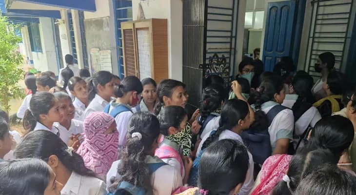 বোলপুর বালিকা উচ্চ বিদ্যালয়ে নবম শ্রেণীর ছাত্রীকে শৌচালয়ে হামলার ঘটনায় অভিযুক্তদের শাস্তির দাবিতে সোমবার সকাল থেকে পড়ুয়াদের বিক্ষোভ