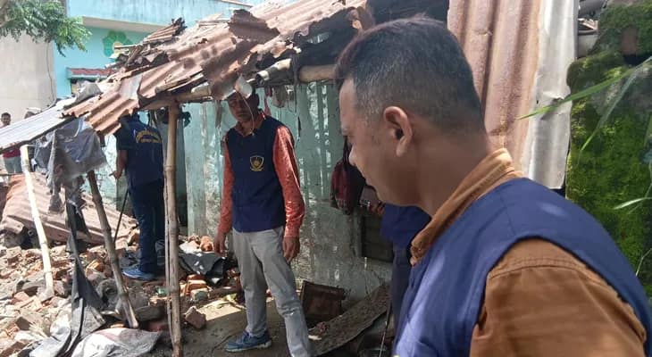 কাটোয়ার রাজুয়া গ্রামে তিন দিন আগের বোমা বিস্ফোরণের ঘটনার তদন্তে ঘটনাস্থলে বম্ব স্কোয়াড