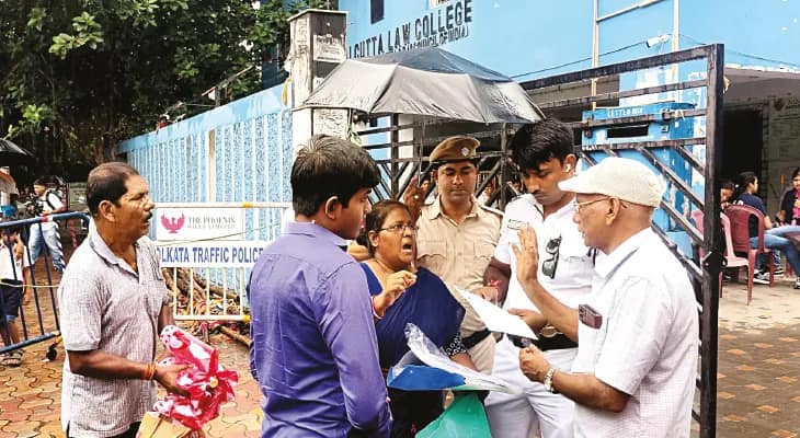 আতঙ্ক অব্যাহত, অভিভাবকদের সঙ্গে নিয়ে এলেন একাধিক পড়ুয়া, খুলল সাউথ ক্যালকাটা ল’কলেজ