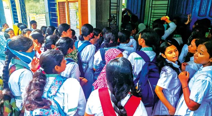 ছাত্রীর উপর হামলার প্রতিবাদে বিক্ষোভ দেখালেন সহপাঠীরা, স্কুলের ভাবমূর্তি নষ্ট করা হচ্ছে দাবি প্রধান শিক্ষিকার