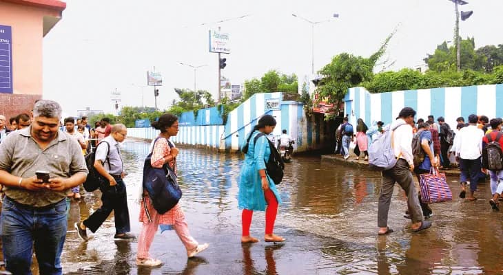 করিডরের কাজ চলায় বন্ধ নিকাশি ব্যবস্থা সাঁতরাগাছি আন্ডারপাস যেন সুইমিং পুল, হাঁটু সমান জল পেরিয়ে নিত্য যাতায়াত, ক্ষুব্ধ যাত্রীরা