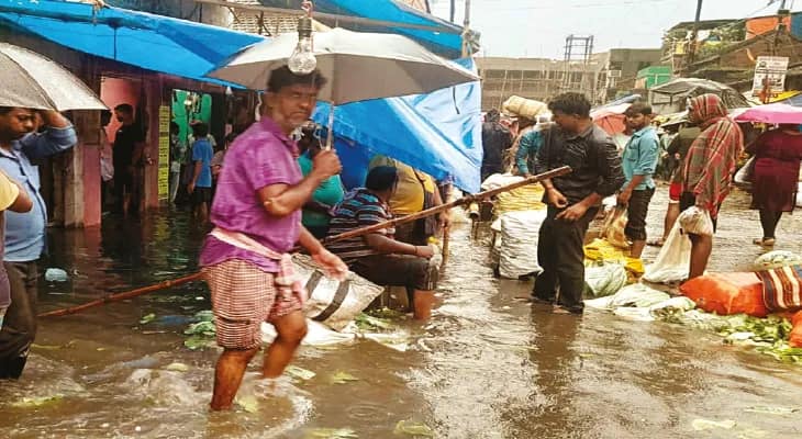 বৃষ্টিতে ভাসল পাঁশকুড়া স্টেশন বাজার সব্জি নষ্ট হওয়ায় মাথায় হাত বিক্রেতাদের