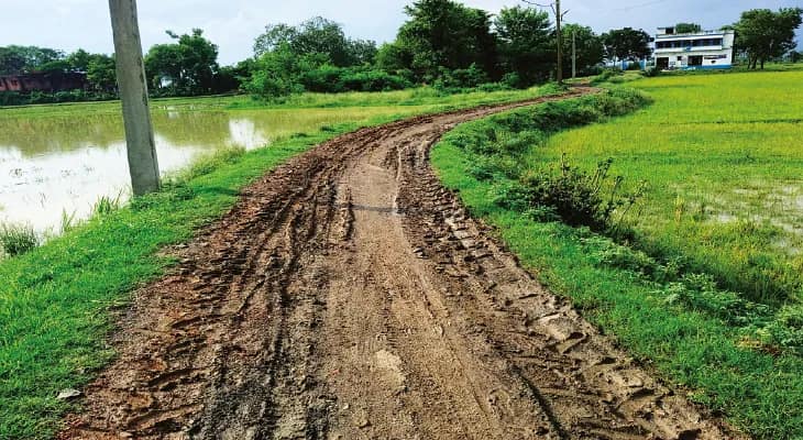খড়গ্রামে স্বাস্থ্যকেন্দ্রে যাওয়ার রাস্তা বেহাল, দুর্ভোগে প্রসূতি থেকে রোগীর পরিজন