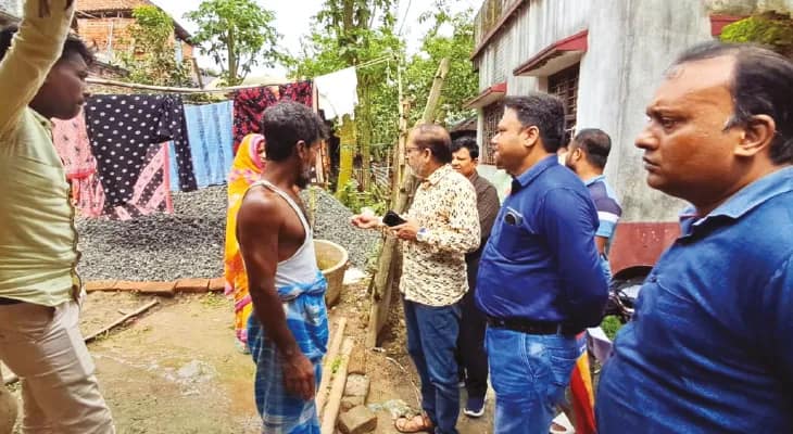 বাংলার বাড়ির কাজ খতিয়ে দেখতে এলাকায় পরিদর্শনে আধিকারিকরা