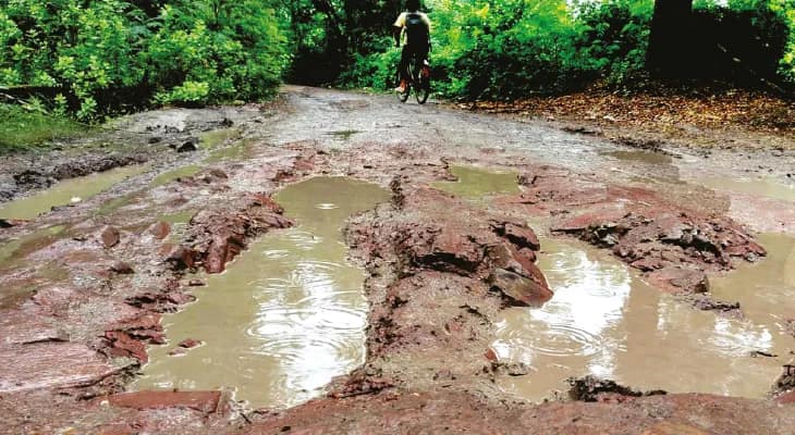 সাগরে রাস্তা বেহাল, বাসিন্দাদের ক্ষোভ সামলাতে এলাকায় পুলিস