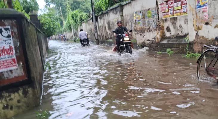বৃষ্টির জেরে জলমগ্ন শিবপুর বি গার্ডেন