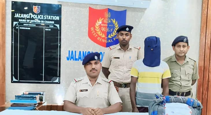 মুর্শিদাবাদের জলঙ্গিতে নিষিদ্ধ কাশির সিরাপ উদ্ধার, গ্রেপ্তার ১