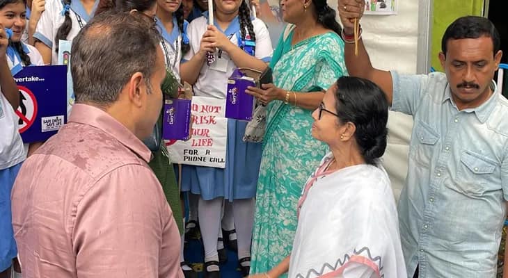 সেফ ড্রাইভ সেভ লাইফ কর্মসূচি: ইউনাইটেড মিশনারি গালর্স হাইস্কুলে গেলেন মুখ্যমন্ত্রী মমতা বন্দ্যোপাধ্যায়