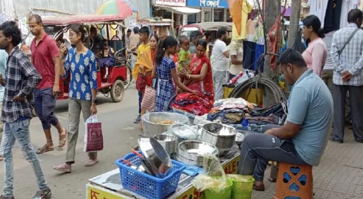 শহরের ফুটপাত দখল, হাঁটার জায়গা নেই, স্বীকার সৈকতের