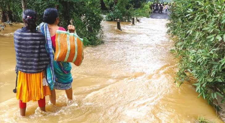 টানা বৃষ্টিতে বিনপুরে কজওয়ের উপর দিয়ে বইছে জল, যোগাযোগ বিচ্ছিন্ন