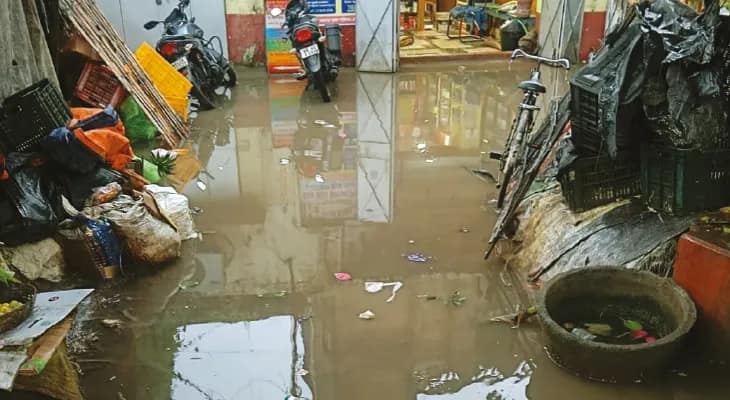 জলে ভাসছে পানাগড়ের বহু এলাকা,  গ্রাম পঞ্চায়েতকেই দুষছেন বাসিন্দারা