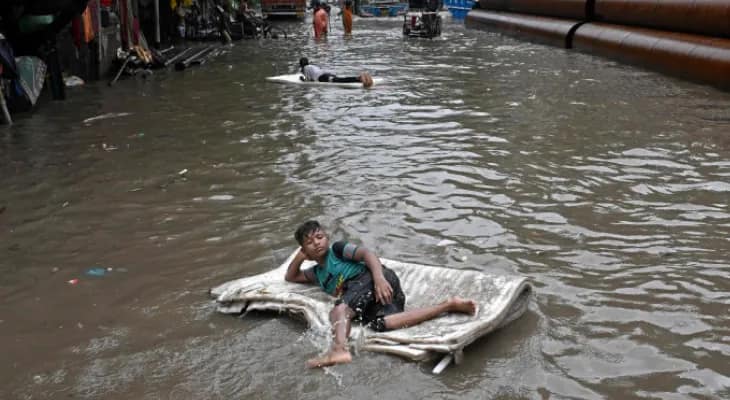 গতিহারা নিম্নচাপেই দিনভর বৃষ্টি! ভাসল দক্ষিণবঙ্গ, নামখানায় বিদ্যুত্পৃষ্ট হয়ে মৃত্যু