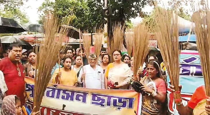 ব্যান্ডেলে রেলের উচ্ছেদের  বিরুদ্ধে তৃণমূলের প্রতিবাদ
