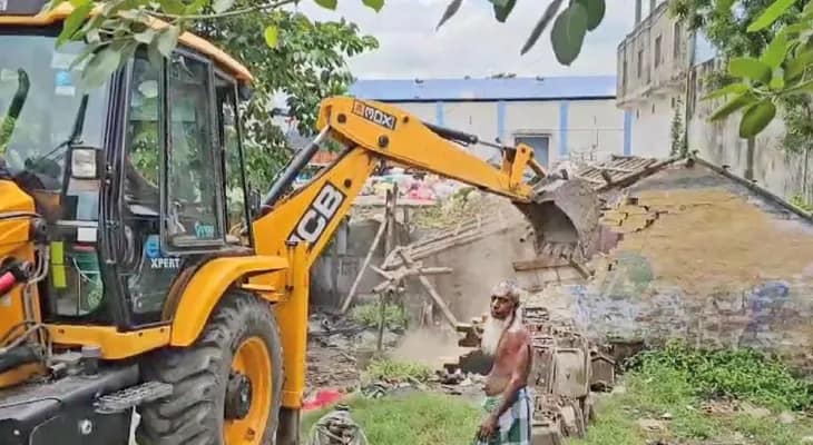 শুরু হবে ফ্লাইওভারের কাজ, নির্দিষ্ট জমি থেকে ভাঙা হল শ’ তিনেক দোকান