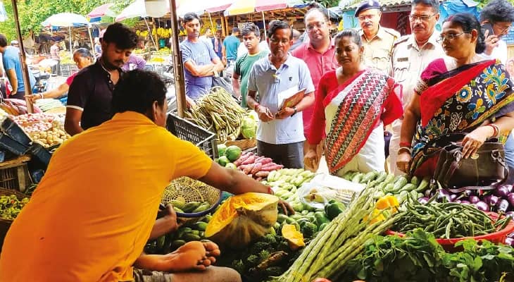 ‘শিখণ্ডী’ নিম্নচাপের টানা বৃষ্টি বাঁকুড়ায় সব্জির বাজারে আগুন