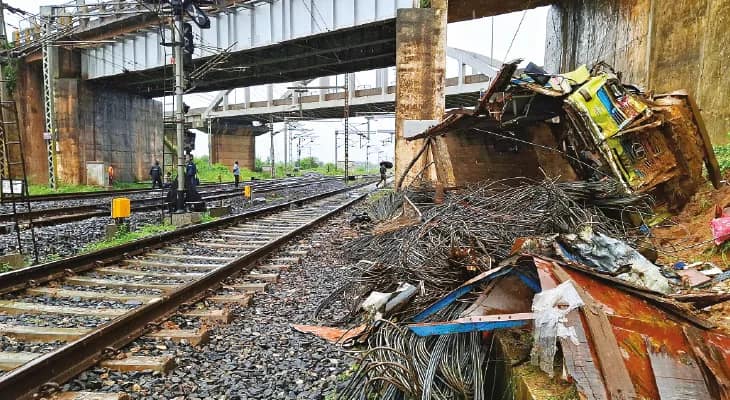 ব্রিজ ভেঙে রেল লাইনে পড়ল লোহাবোঝাই লরি, মৃত চালক