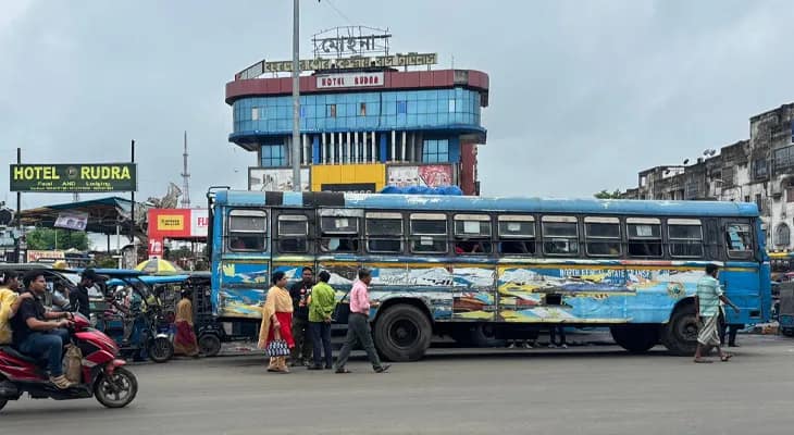 বহরমপুরে প্রভাব পড়েনি বনধের, সকাল থেকে বাস চলাচল প্রায় স্বাভাবিক, তবে বেশ কিছু বেসরকারি বাস রাস্তায় নামেনি বলে দাবি